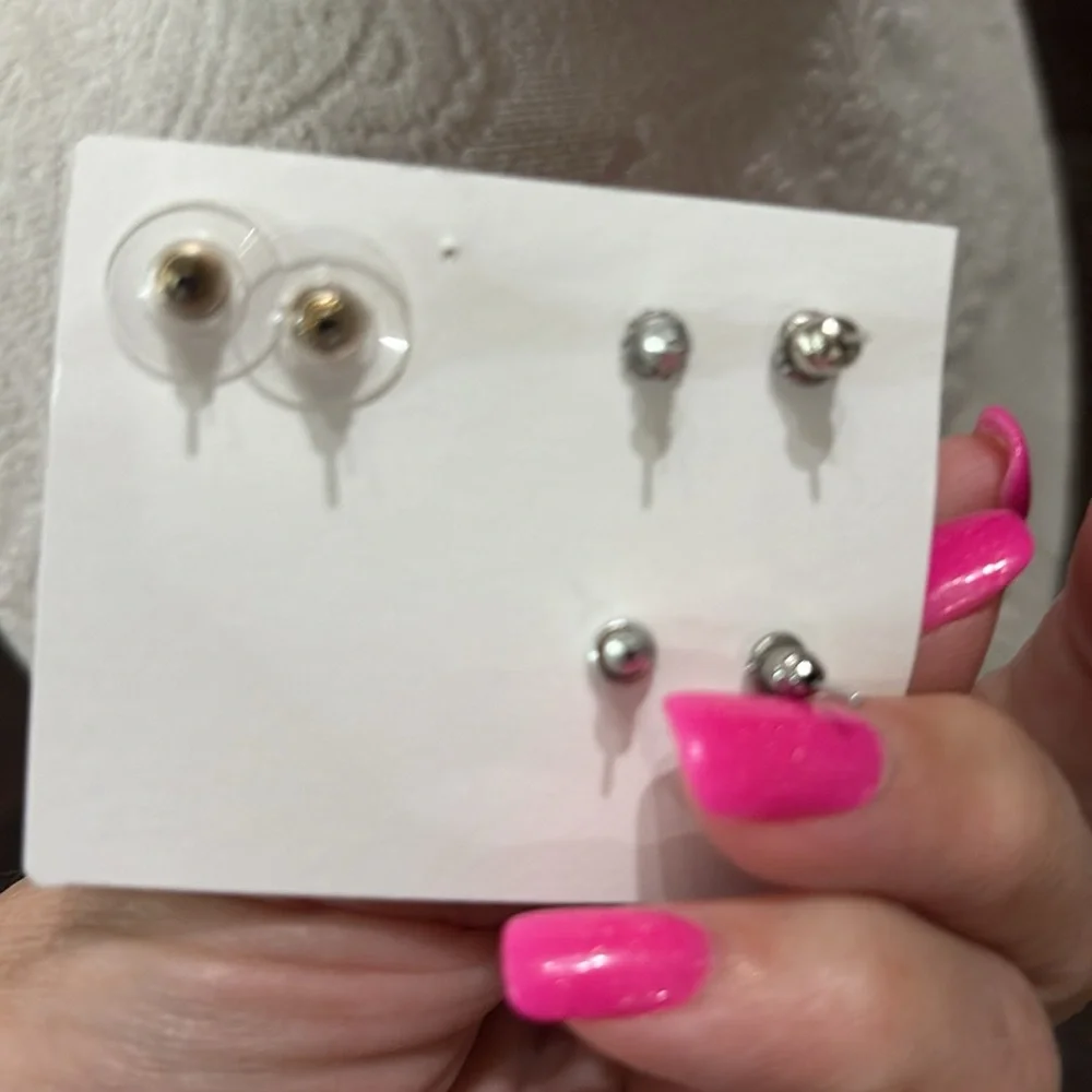Earring set of gold snowflakes, faux pearls and crystal studs